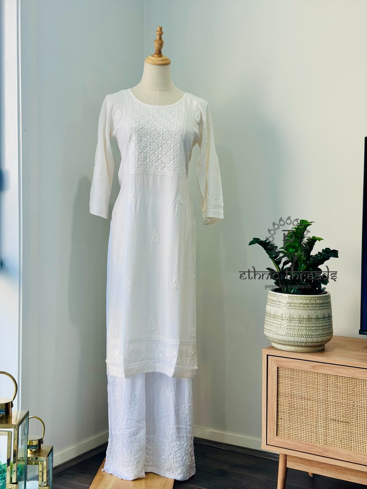 Chikankari Long Kurta In Muslin - white